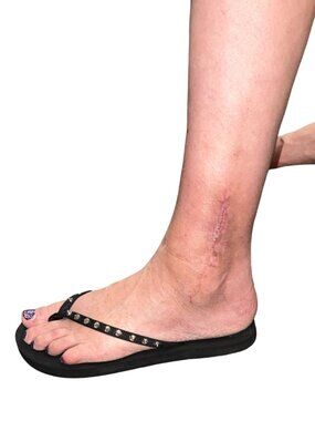Sz.9*Cuccoo*Black Flip-Flops w/ Silver Metal Spikes